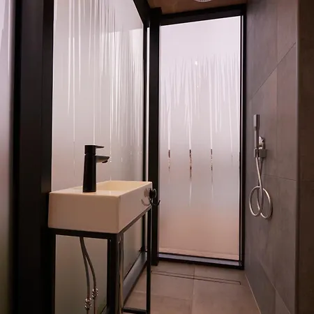 Campsite Hannah Mirror Tiny House 's-Hertogenbosch (Den Bosch)