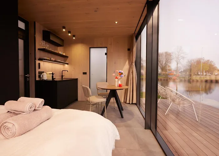 Hannah Mirror Tiny House 营地 *