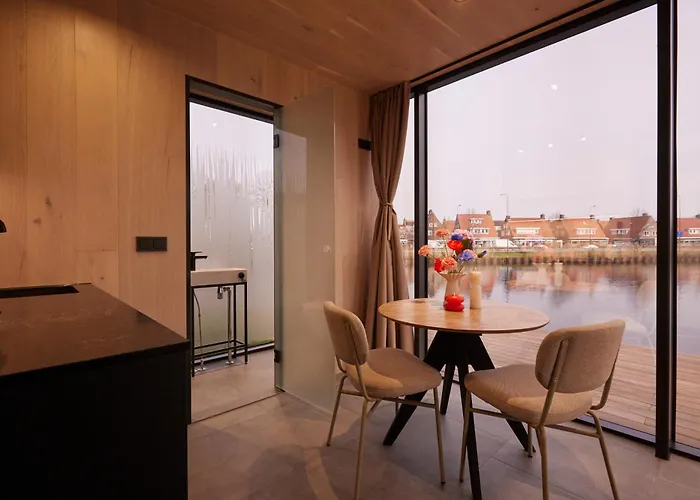 Hannah Mirror Tiny House 营地 登博斯